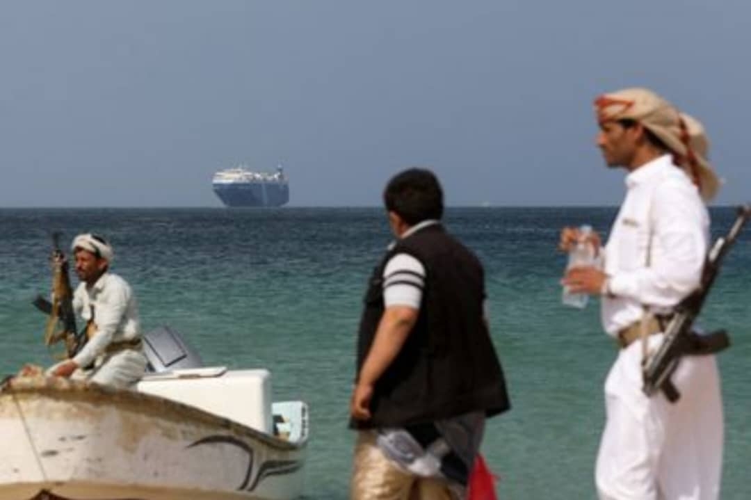 الحوثيون يراسلون شركات الشحن الدولية بريديًا ويهددونها بالاستهداف خلال عبورها البحر الأحمر