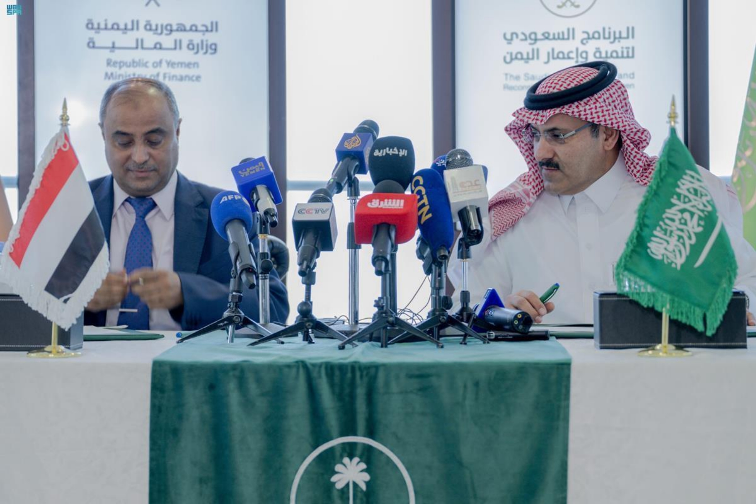 رويترز: السعودية ستقدم دعم للحكومة اليمنية بمبلغ 368 مليون دولار