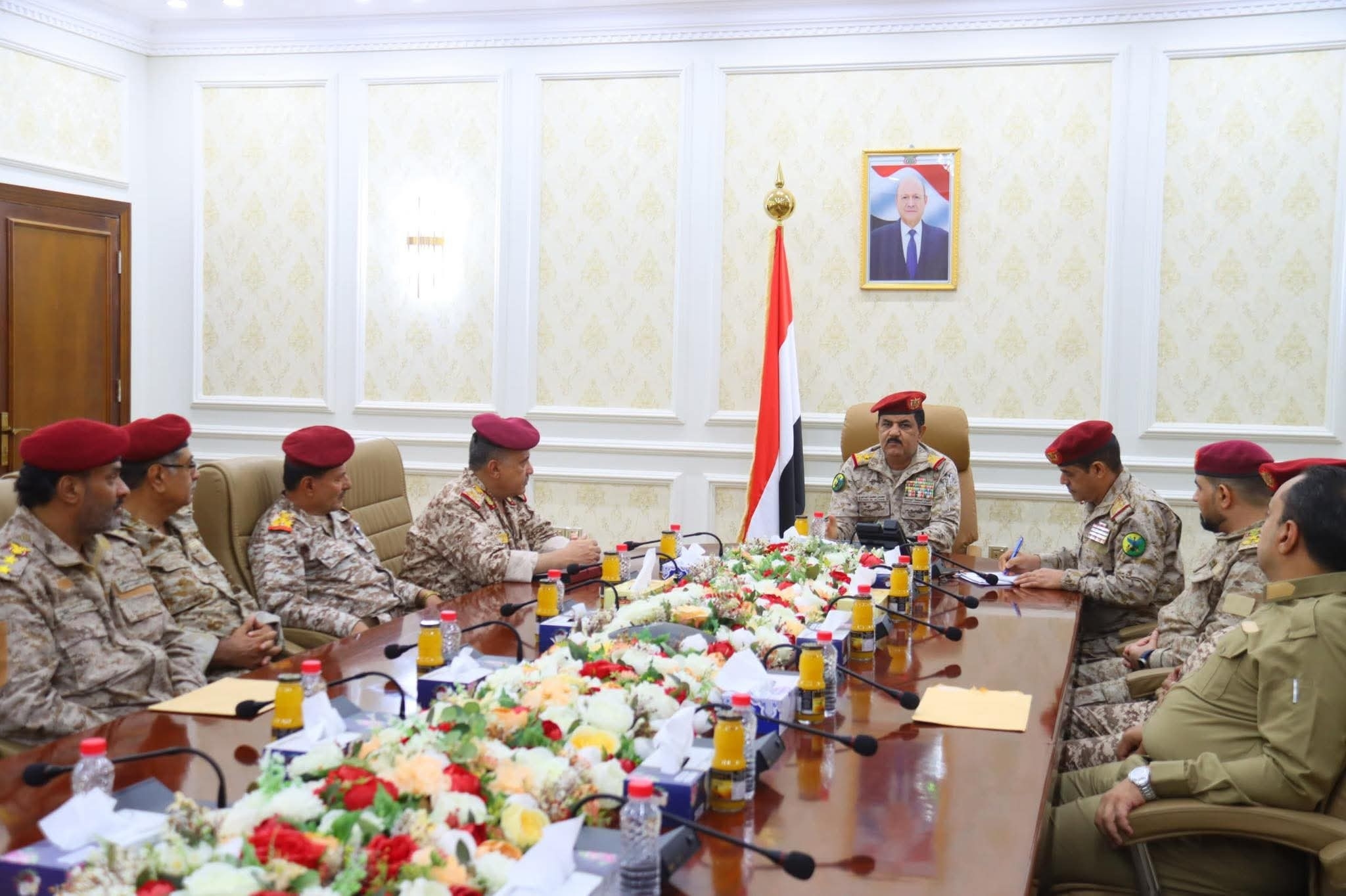 وزير الدفاع يجتمع بقيادة محور تعز للوقوف على المستجدات الميدانية