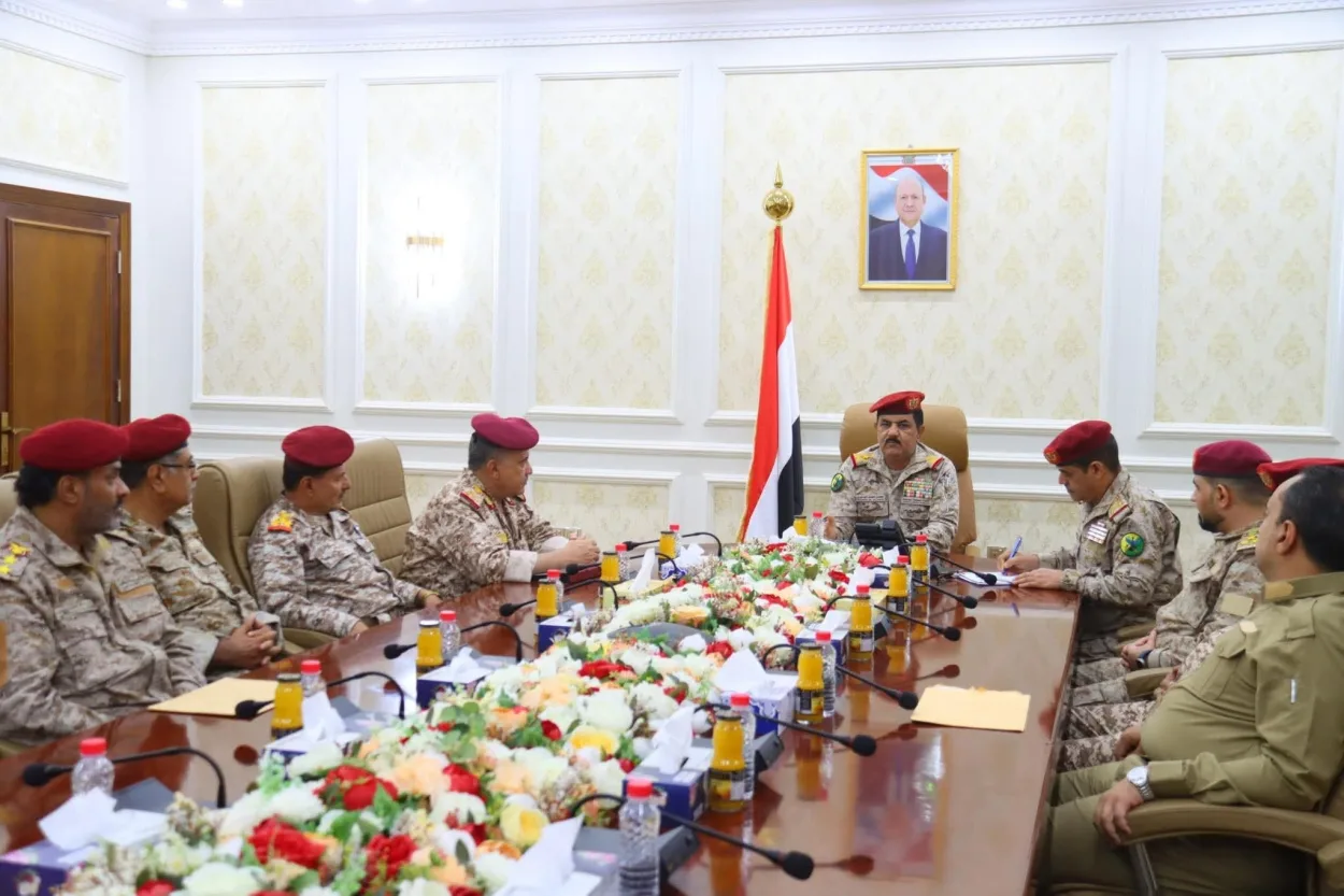 وزير الدفاع يجتمع بقيادة محور تعز للوقوف على المستجدات الميدانية
