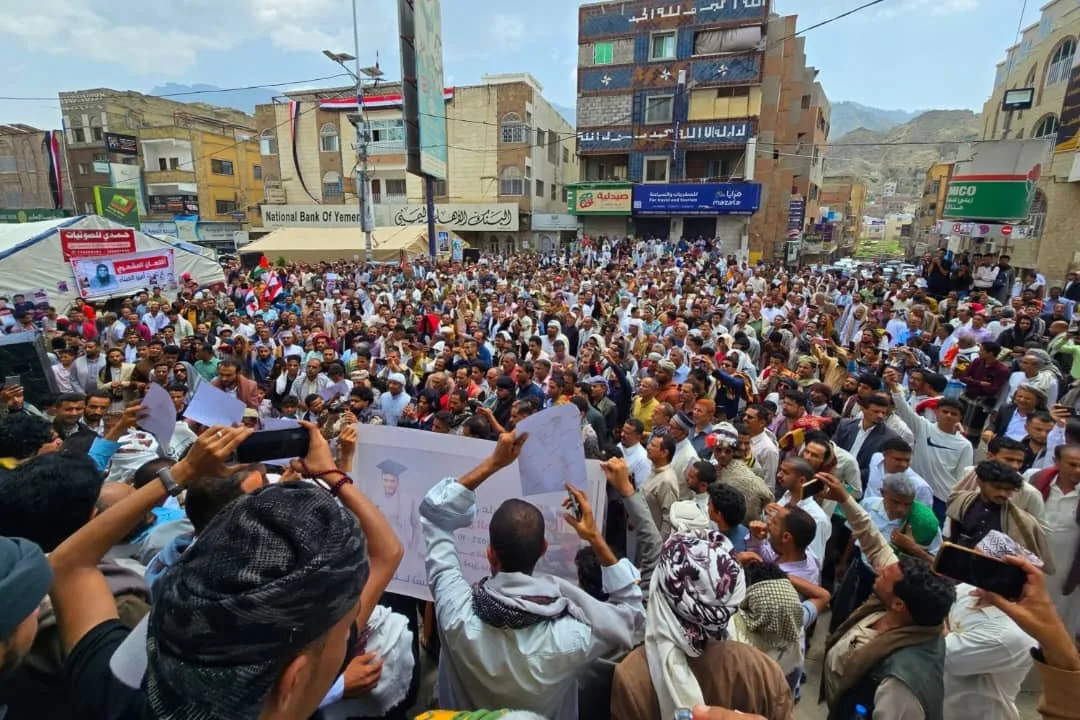 مظاهرات غاضبة في تعز تطالب باستكمال القبض على المطلوبين أمنيًا