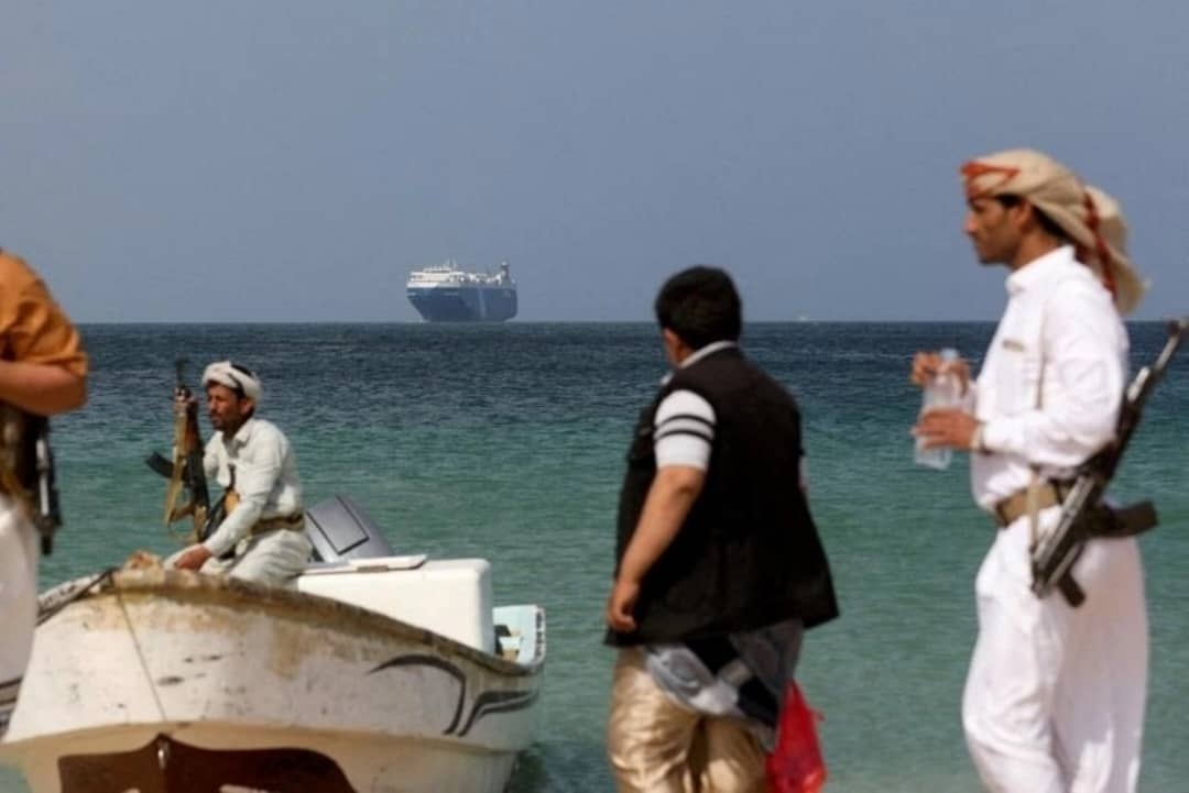 الحوثيون يتنصلون من الاتفاق مع أمريكا ويهددون باستهداف 13 شركة أمريكية عملاقة وسفينتين