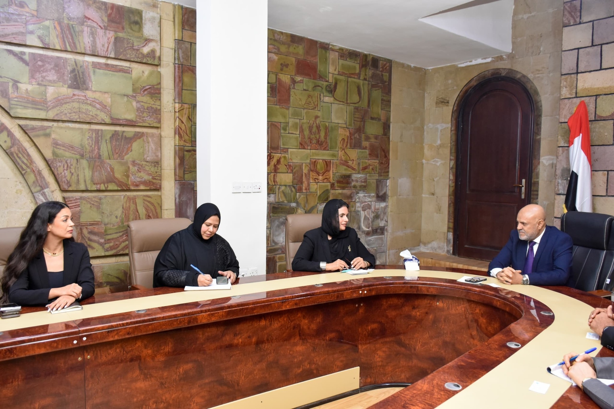 وفد من مكتب المبعوث الأممي يصل تعز لبحث جهود بناء السلام وتمكين المرأة