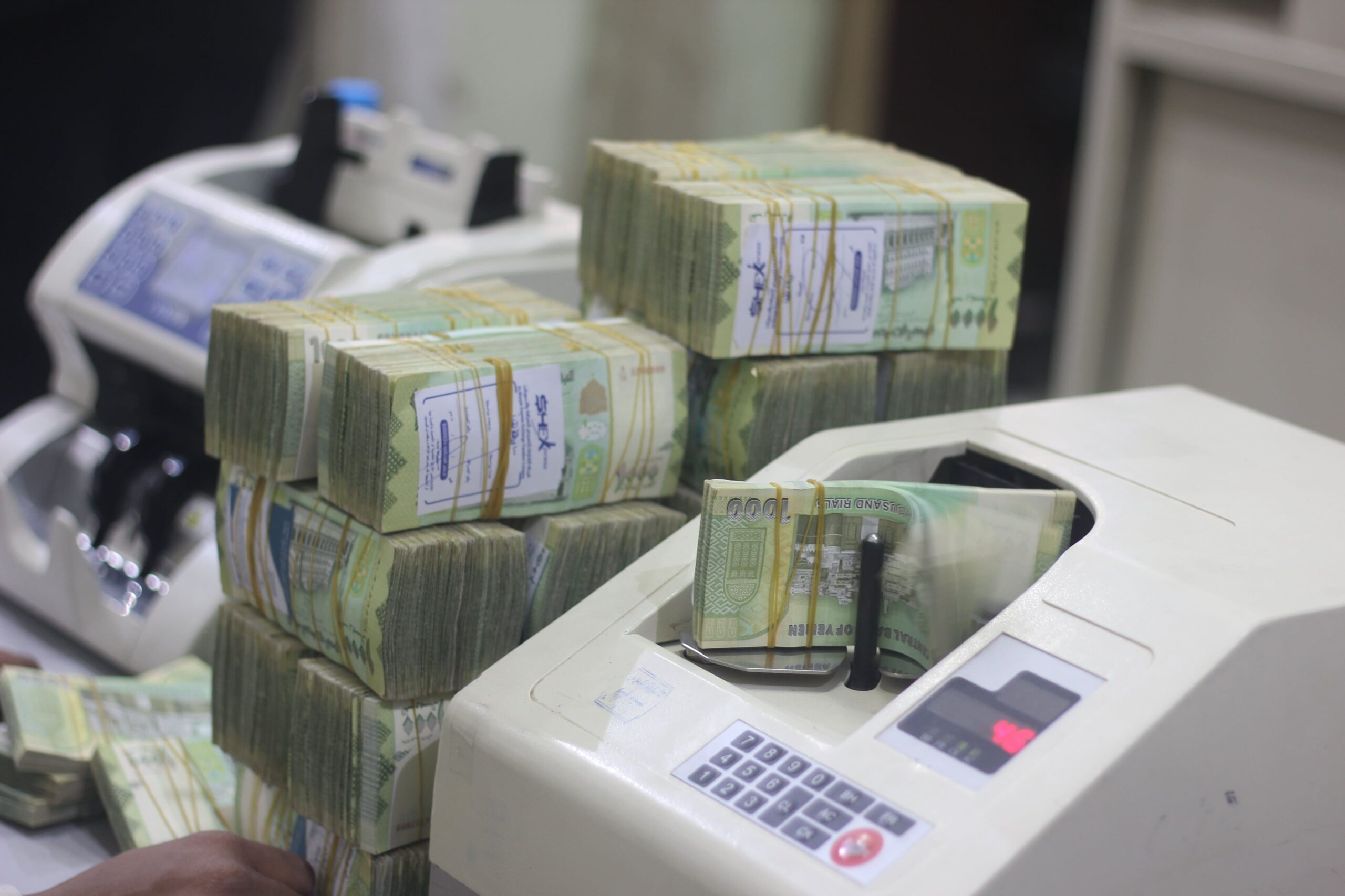 الحكومة اليمنية تعلن بدء صرف المرتبات المتأخرة لموظفي القطاعين المدني والعسكري