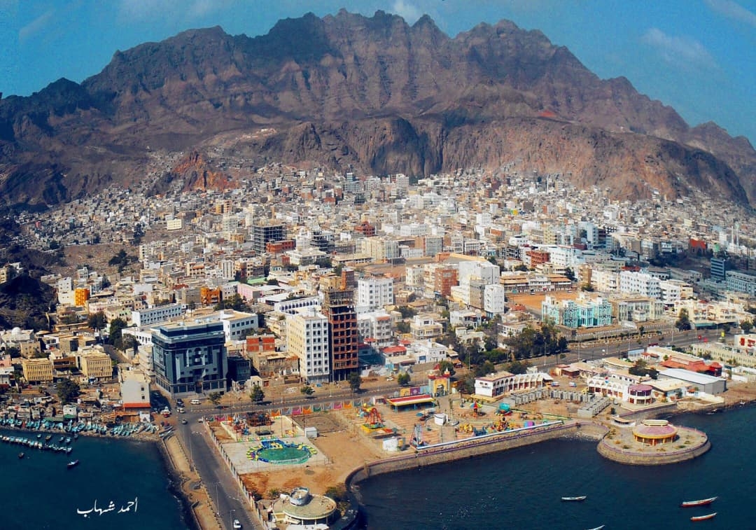 عدن..إصابة 3 بانفجار مقذوف في كريتر والشرطة تضبط 3 بتهمة حيازة مخدرات