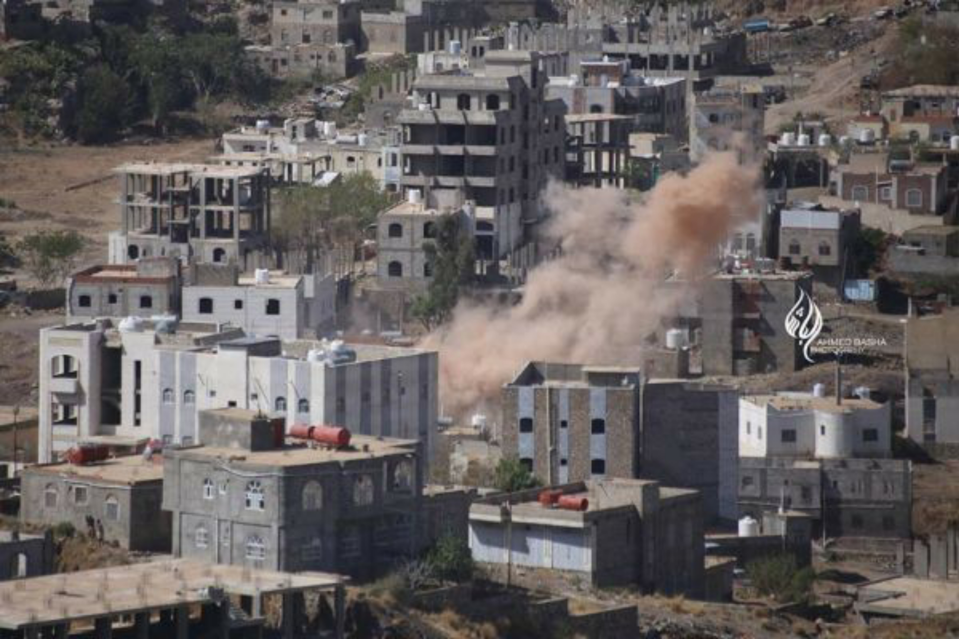 الميليشيا الحوثية تستهدف بالقذائف أحد المنازل غربي مدينة تعز