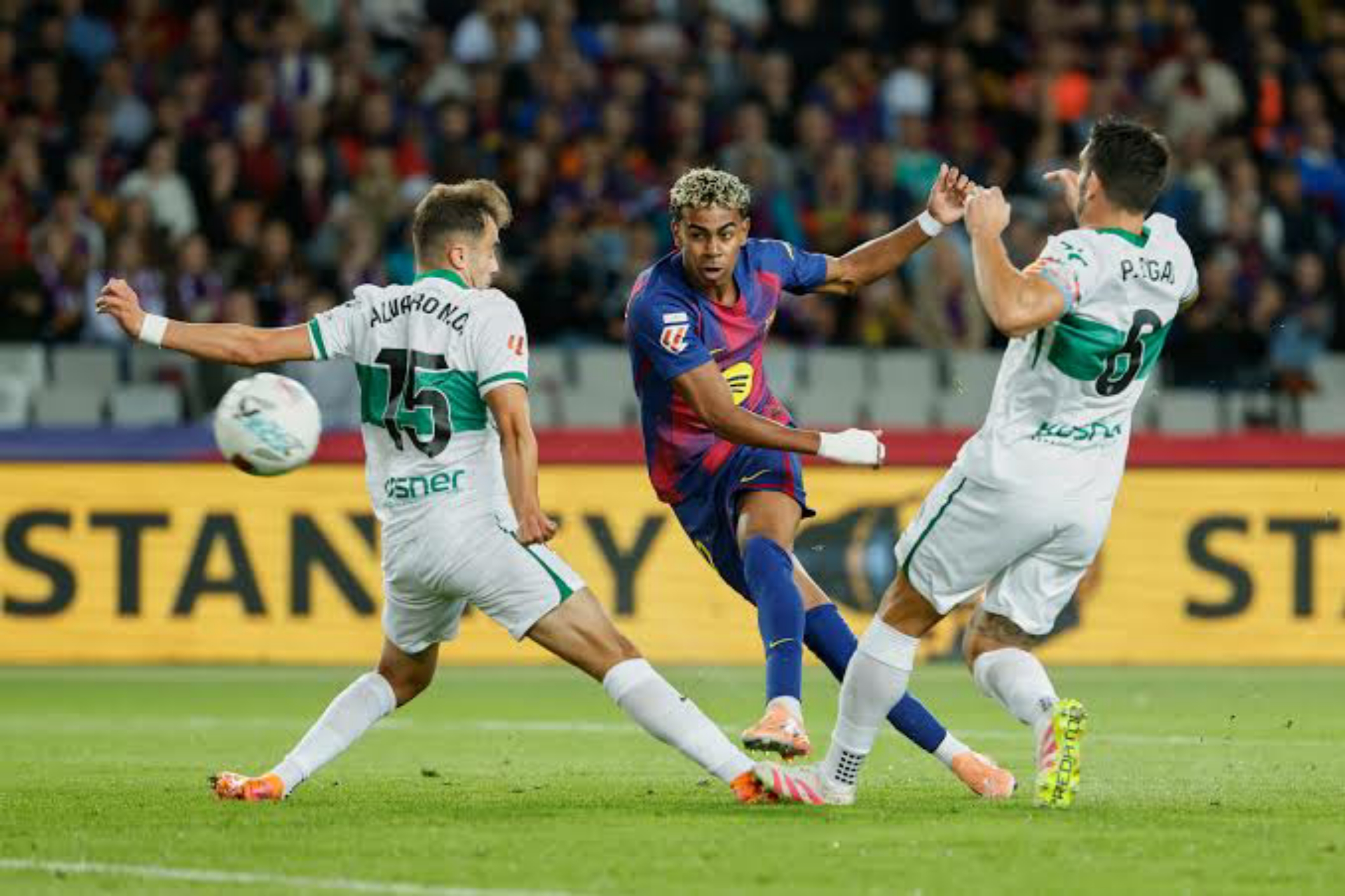 برشلونة يكشر عن أنيابه بثلاثية في شباك إلتشي ويعود لوصافة الدوري الإسباني
