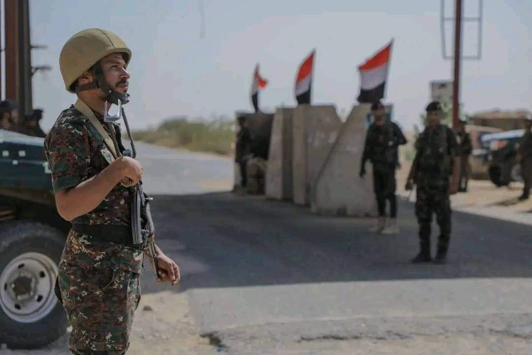 مأرب.. مقتل قائد نقطة عسكرية واثنان آخران إثر اشتباكات مع مسلحين قبليين قرب سوق صافر