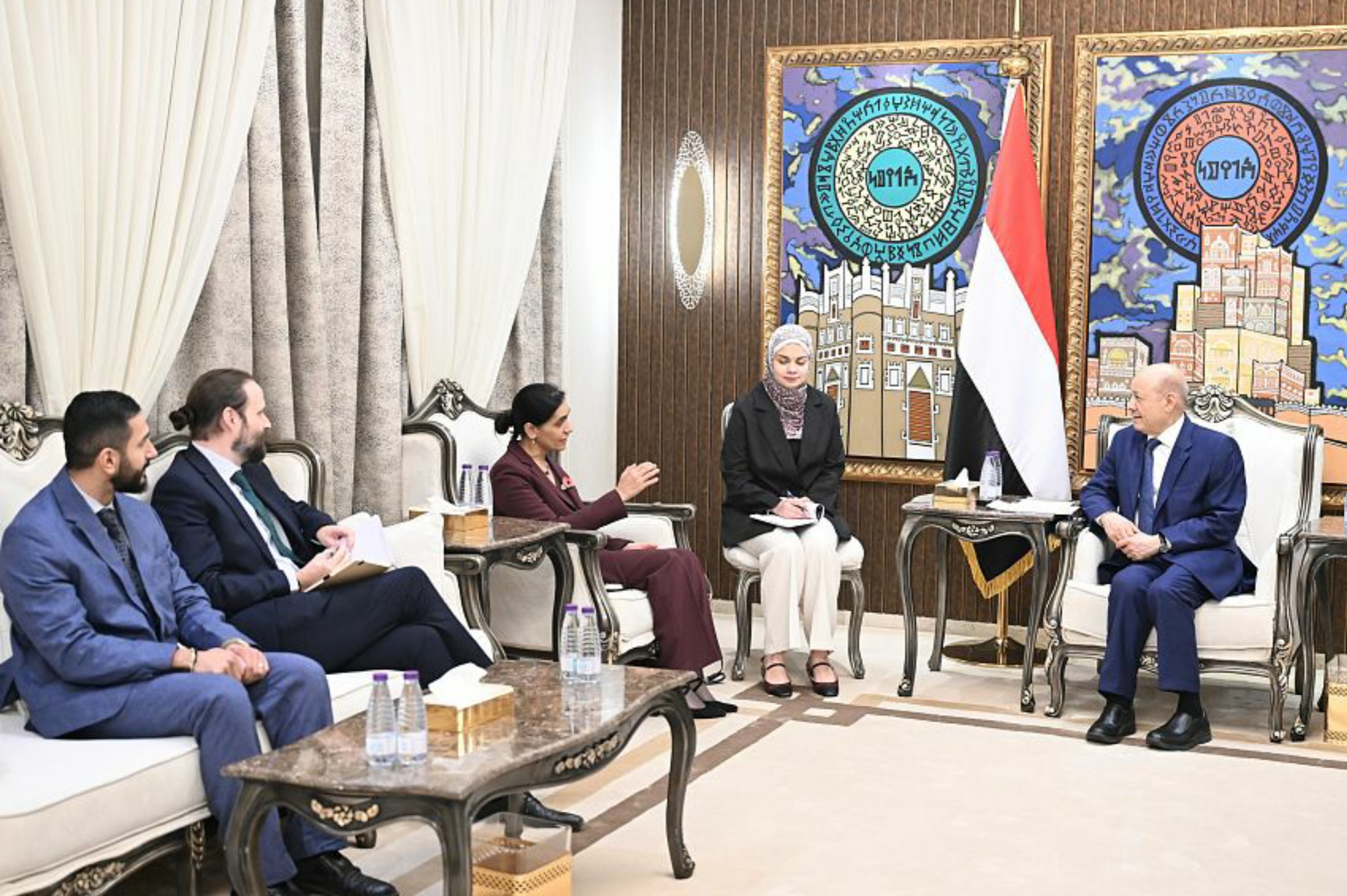 خلال لقائه السفيرة البريطانية.. الرئيس العليمي يؤكد المضي في الإصلاحات الاقتصادية ويحذّر من "مكافأة الميليشيا"