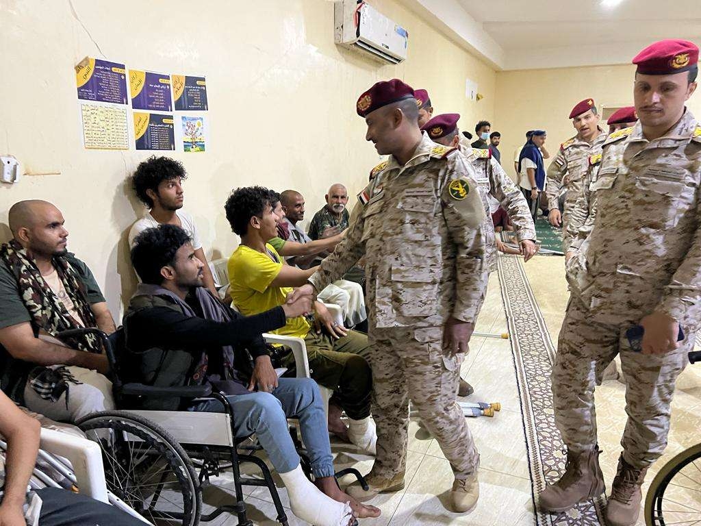 جرحى الجيش بمأرب ينسحبون من اجتماع مع رئيس الأركان احتجاجا على ما وصفوه بعدم الجدية في معالجة أوضاعهم