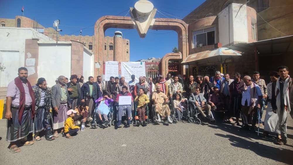 جرحى تعز يحتجون أمام مقر المحافظة تمهيداً لتنفيذ اعتصام مفتوح للمطالبة بحقوقهم ورفض الإهمال والنسيان