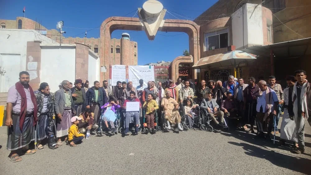 جرحى تعز يحتجون أمام مقر المحافظة تمهيداً لتنفيذ اعتصام مفتوح للمطالبة بحقوقهم ورفض الإهمال والنسيان
