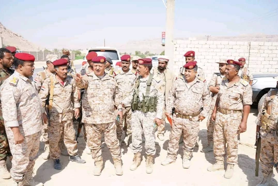 قائد المنطقة العسكرية الأولى يطلع على الجاهزية القتالية في عدد من الوحدات والمواقع العسكرية بتريم حضرموت