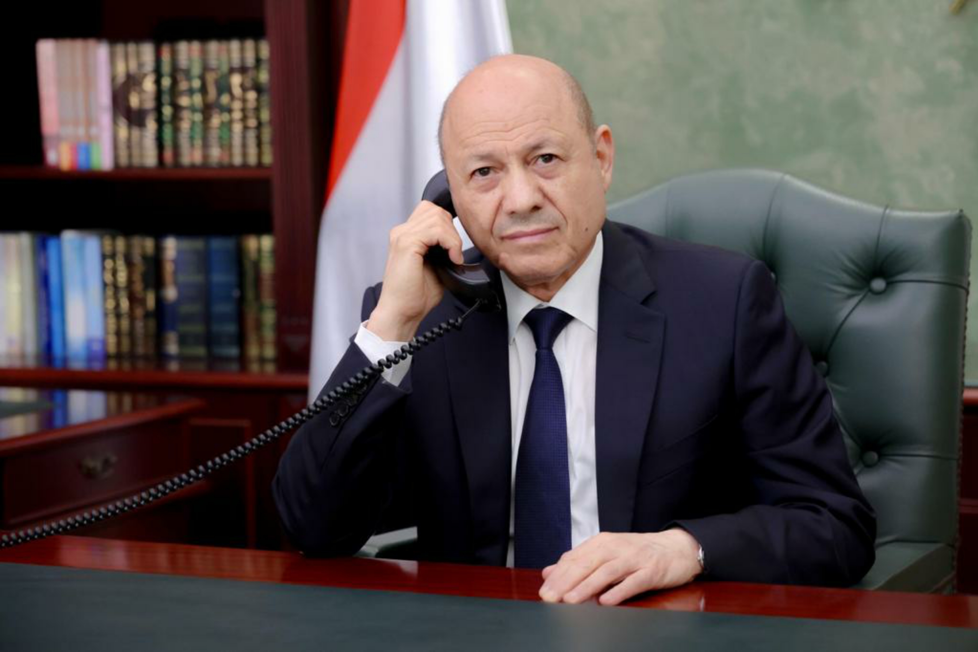 العليمي يبحث هاتفيًا مع محافظ البنك المركزي تعليق أنشطة صندوق النقد ويؤكد أن الاستقرار السياسي شرط لإنقاذ الاقتصاد واستعادة ثقة المانحين