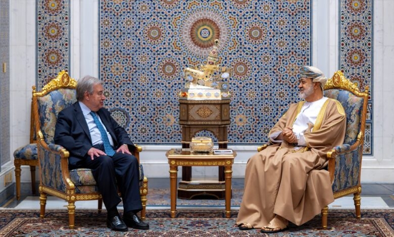 الأمين العام للأمم المتحدة يبحث في عُمان ملف الموظفين الأمميين المحتجزين لدى الحوثيين