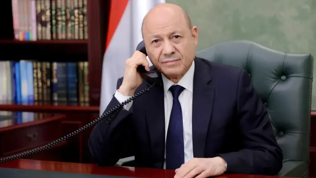 الرئيس العليمي يشيد بدور القوات الجوية ويوجه بمضاعفة جهود الإغاثة الإنسانية