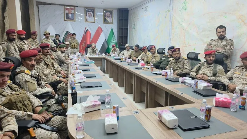 عثمان مجلي يتفقد مواقع عسكرية في باقم بصعدة ويفتتح مقر القيادة والسيطرة