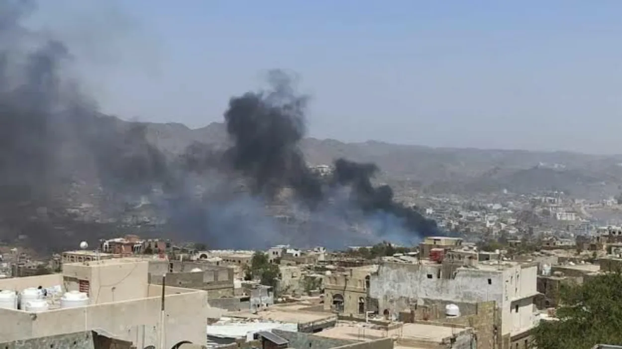 مواجهات عنيفة وغارات جوية مكثفة في جبهات تعز والمليشيا تقصف الأحياء السكنية