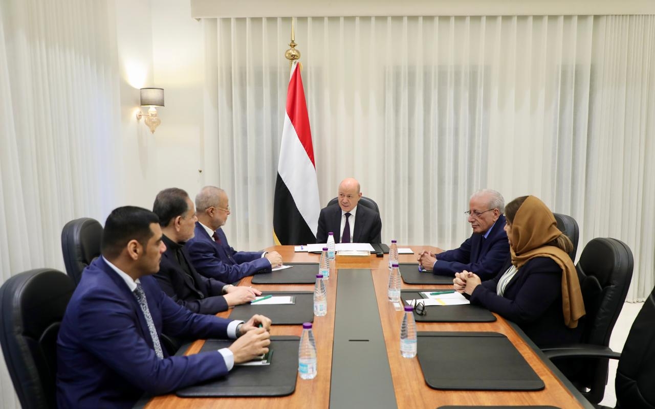 العليمي يجتمع برئاسة هيئة التشاور والمصالحة ويؤكد عدم القبول بأن تتحول الشراكة السياسية إلى فرض أمر واقع بالقوة