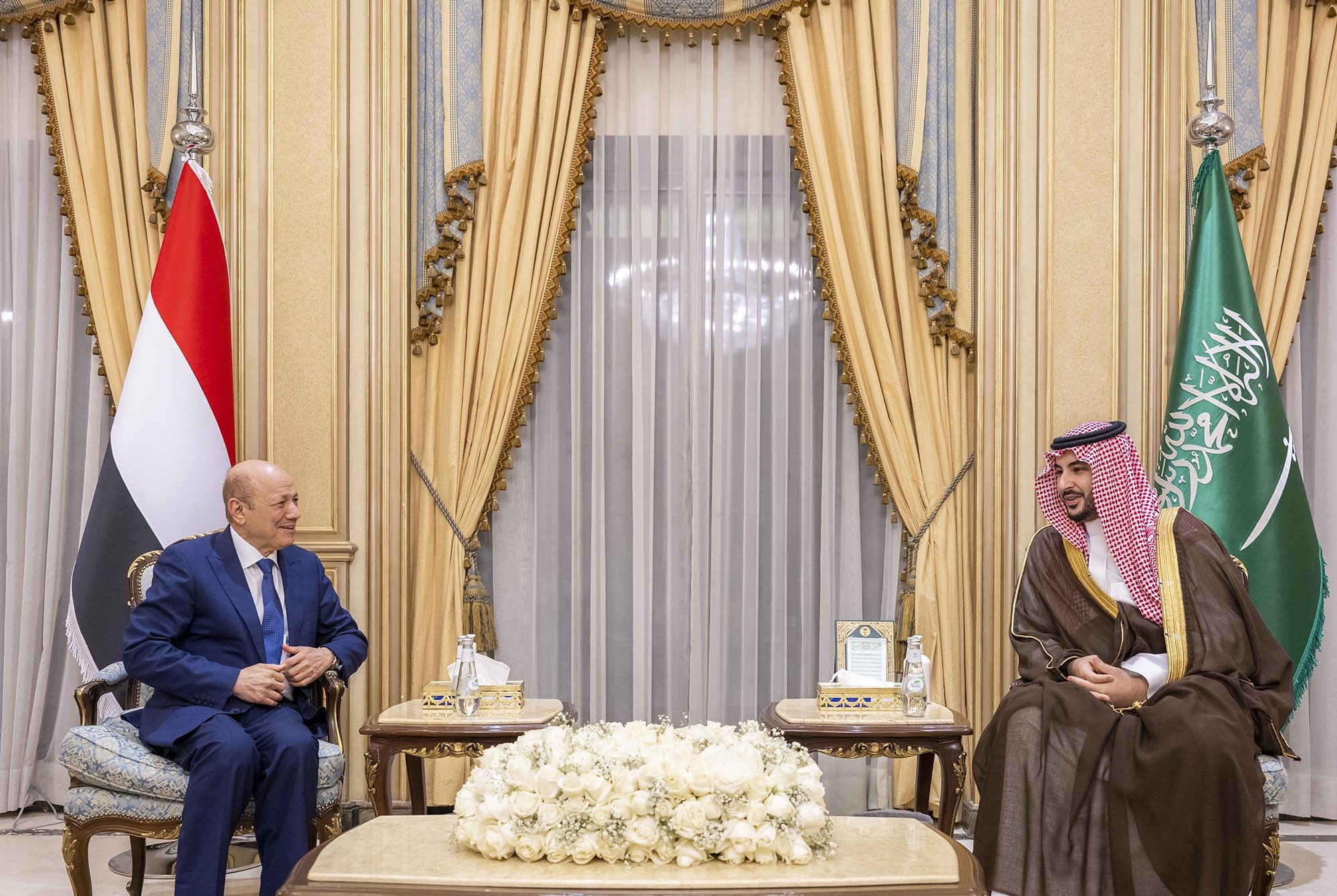 وزير الدفاع السعودي يدعو الانتقالي إلى سحب قواته من حضرموت والمهرة وتسليمها سلميًا لقوات درع الوطن