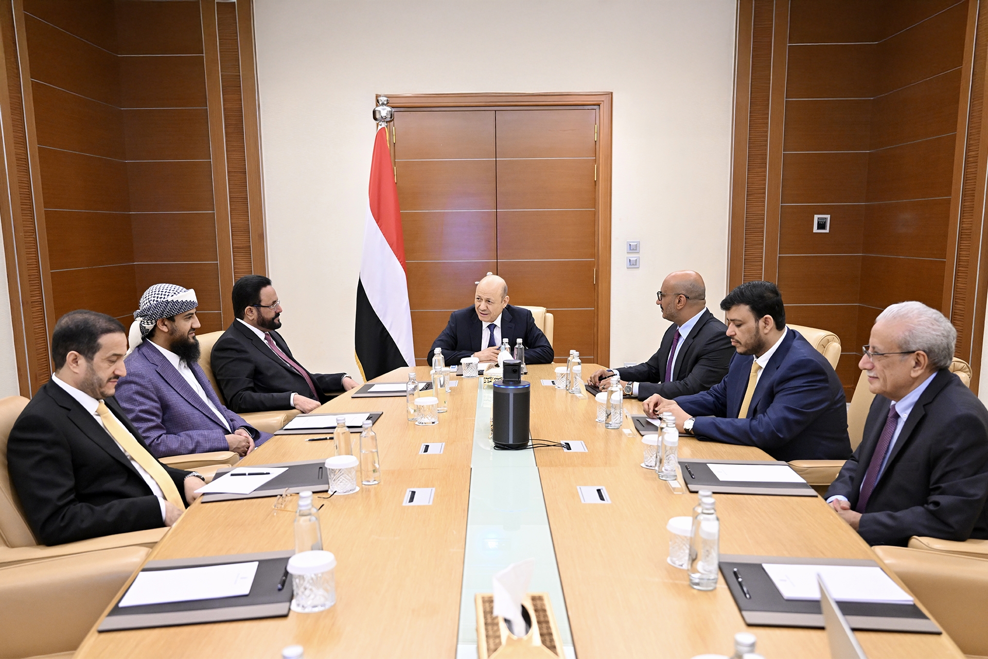 مجلس القيادة الرئاسي يقر إجراءات لإدارة أولويات المرحلة وتطبيع الأوضاع في المحافظات المحررة