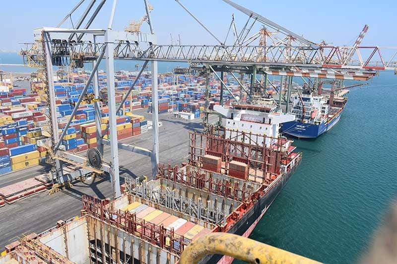 الكشف عن تفاهمات واتفاقية جارية مع شركة صينية تهدف إلى استئناف نشاط "الترانزيت" بميناء عدن