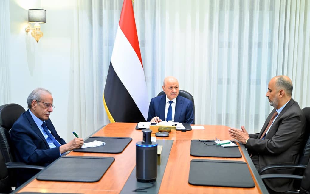 الرئيس العليمي يبحث كيفية تحصين الداخل اليمني من ارتدادات العاصفة في المنطقة