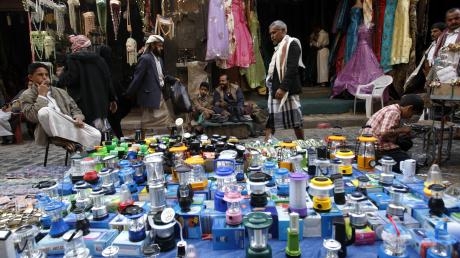 اليمن يدرس الربط الكهربائي مع السعودية لحل أزمة العتمة