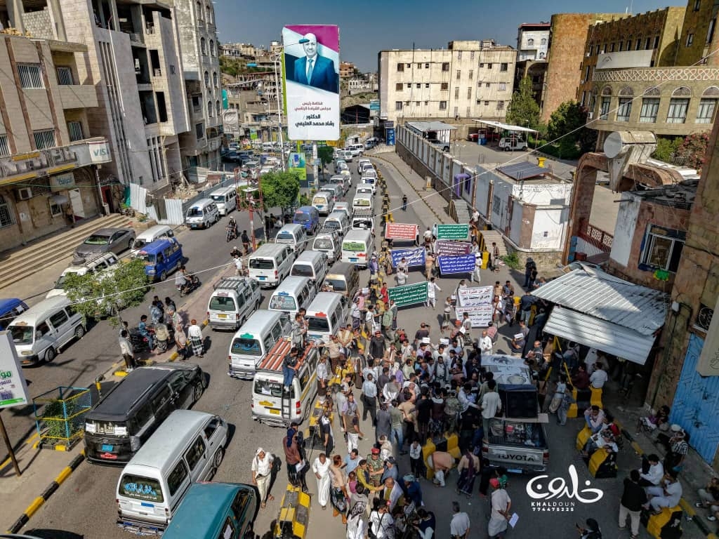 وقفة احتجاجية لسائقي الباصات في تعز تندد بأزمة الغاز وتلوّح بالإضراب الشامل