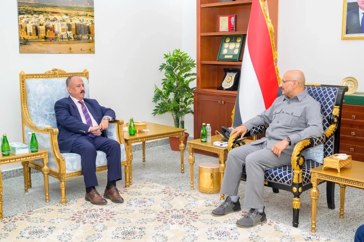 تحركات طارق صالح في المخا.. مجرد لقاءات لتحسين الخدمات أم ترسيخ لسلطة موازية؟