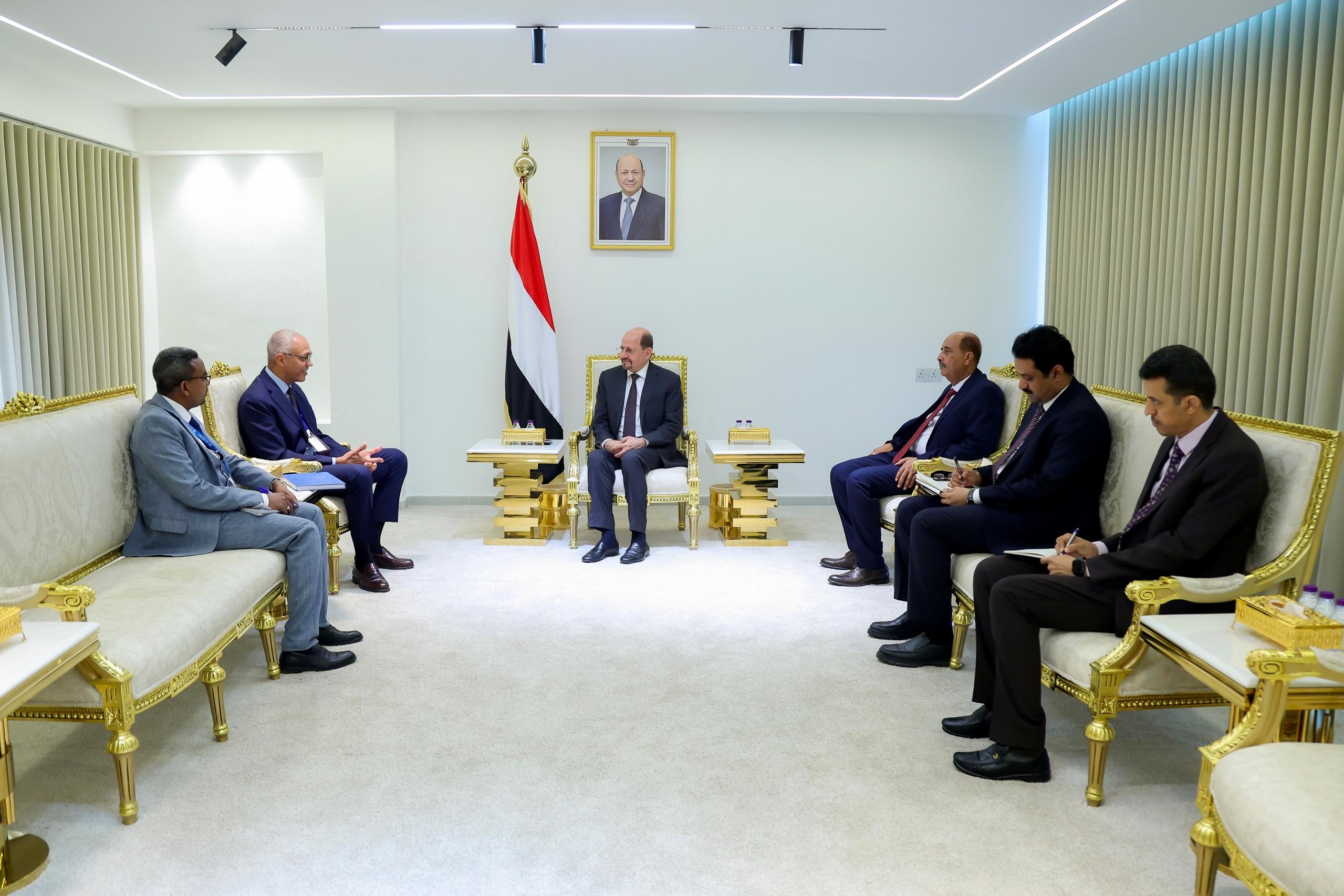 رئيس الوزراء يبحث مع الأمم المتحدة تعزيز الشراكة الإنسانية والتنموية ودعم مسارات التعافي في اليمن