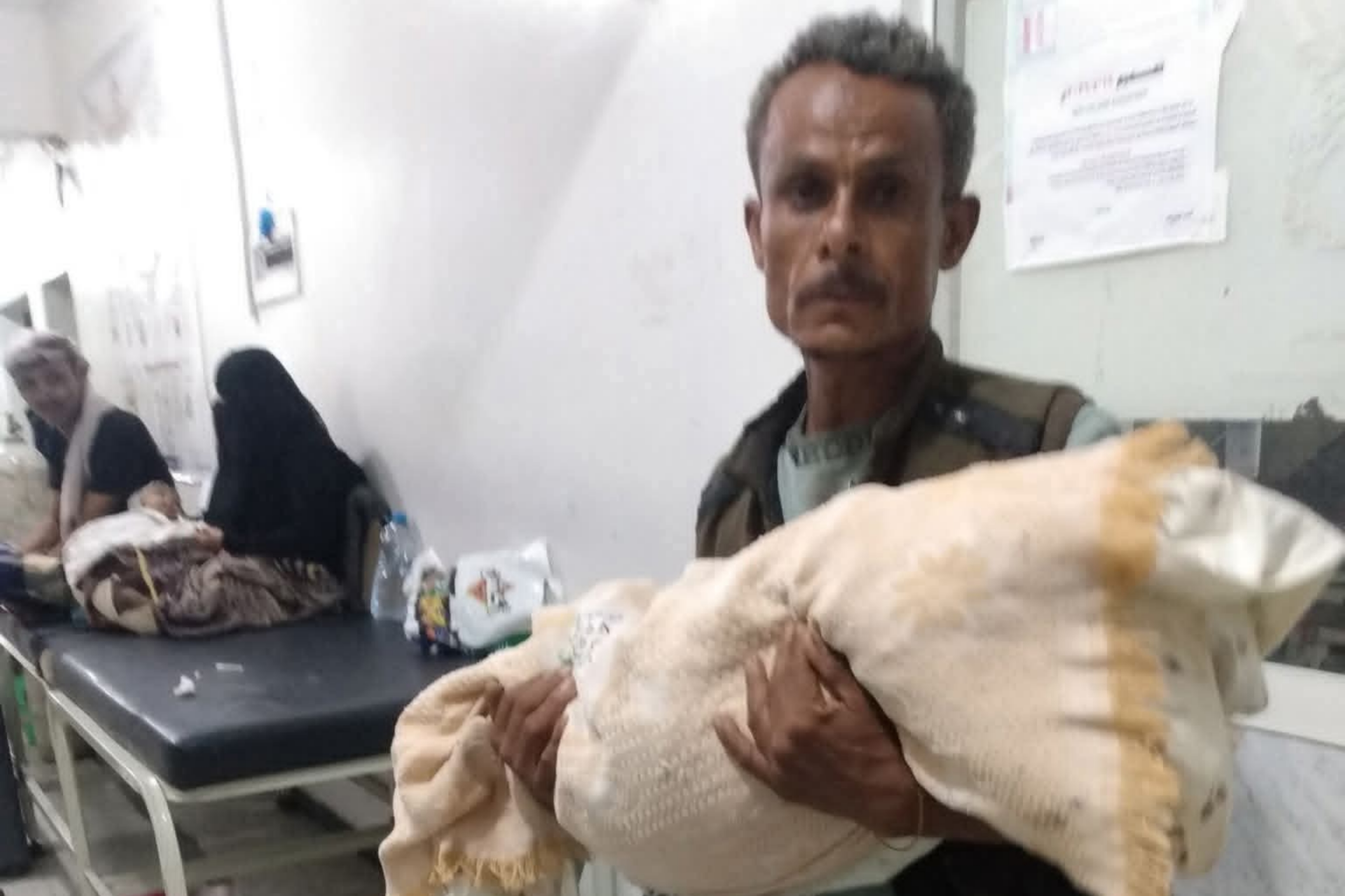 أب يودّع طفلته في ممرات مستشفى بتعز بعد عجزه عن توفير تكاليف العناية المركزة