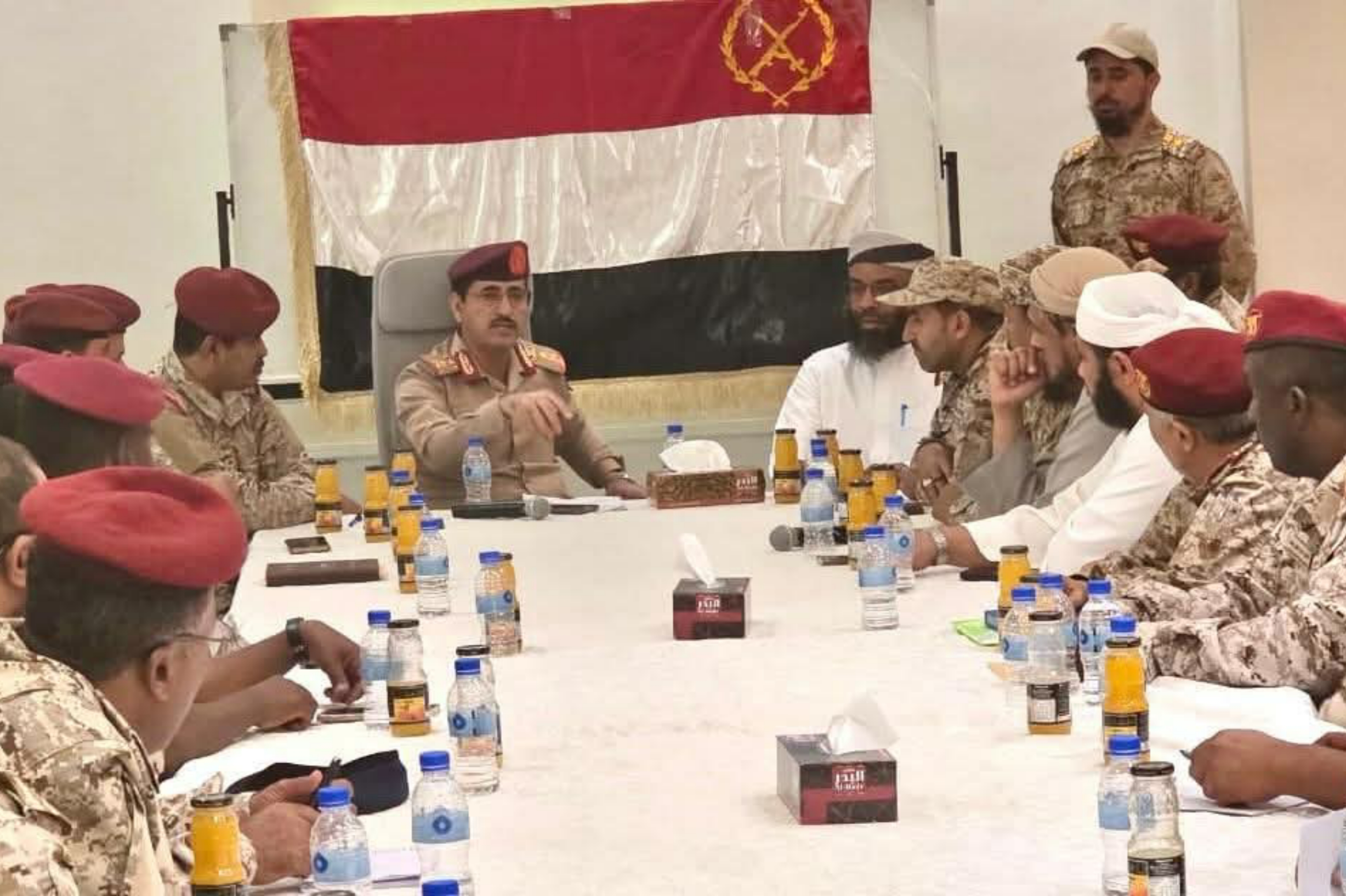وزير الدفاع يجتمع بقيادة المنطقة العسكرية الأولى بسيئون ويشدد على اليقظة والانضباط