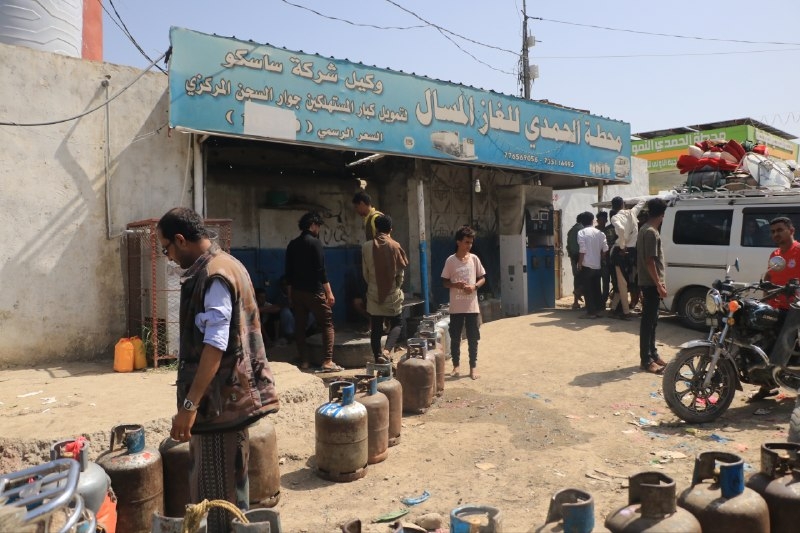 تجدد أزمة الغاز المنزلي في تعز.. احتجاجات وقطع طرقات وسط تصاعد معاناة السكان
