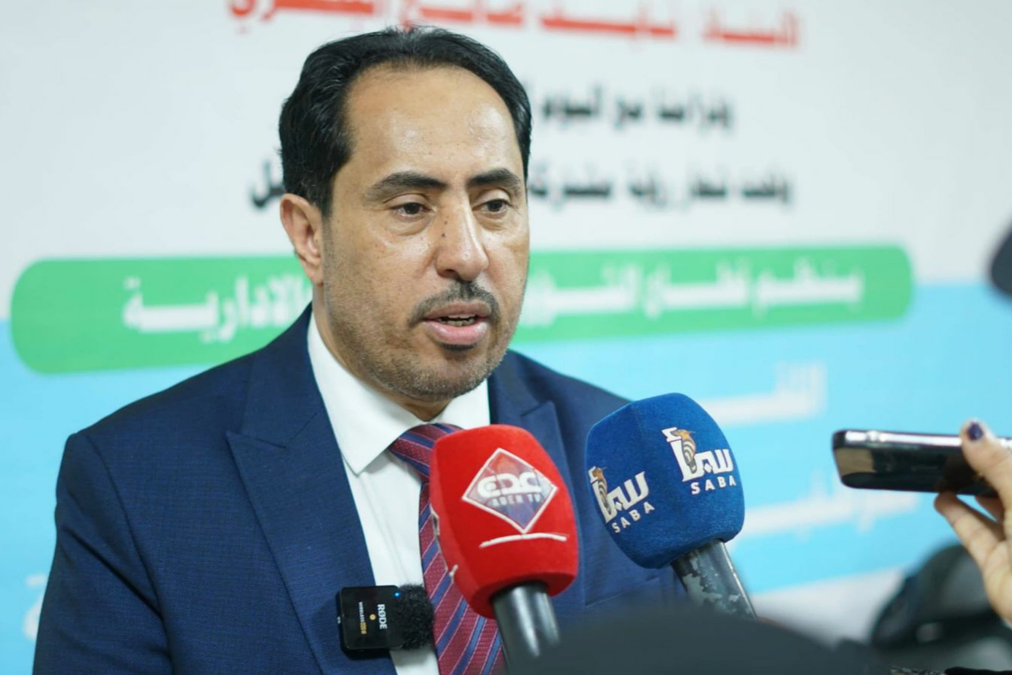 وزير الشباب والرياضة نايف البكري يوجه بمنع الشعارات السياسية في الملاعب الرياضية