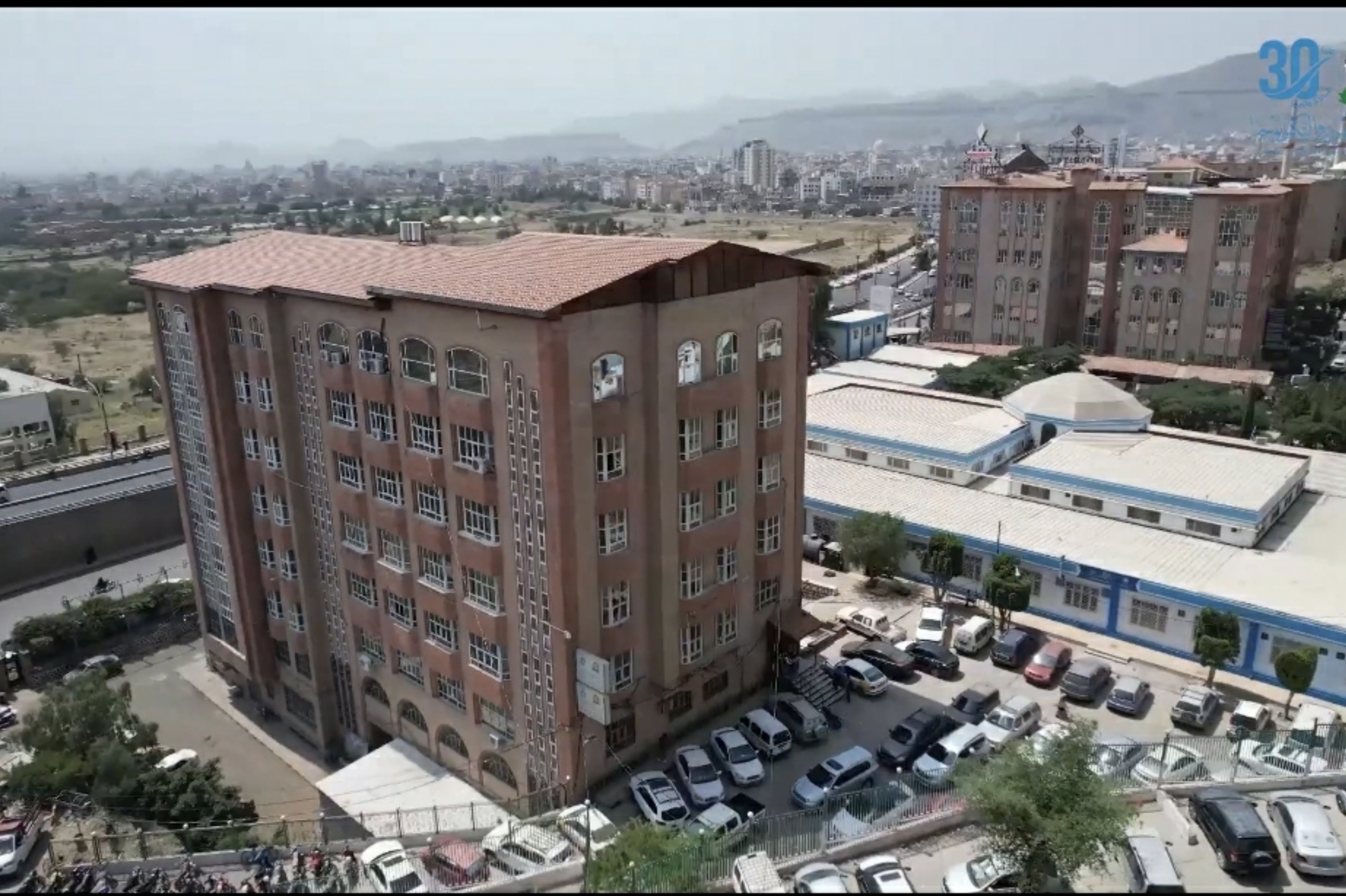 رغم سحب الاعتراف بمخرجاتها ..جامعة العلوم والتكنولوجيا الخاضعة للمليشيا تطلق برامج مجانية لاستقطاب خريجي الثانوية