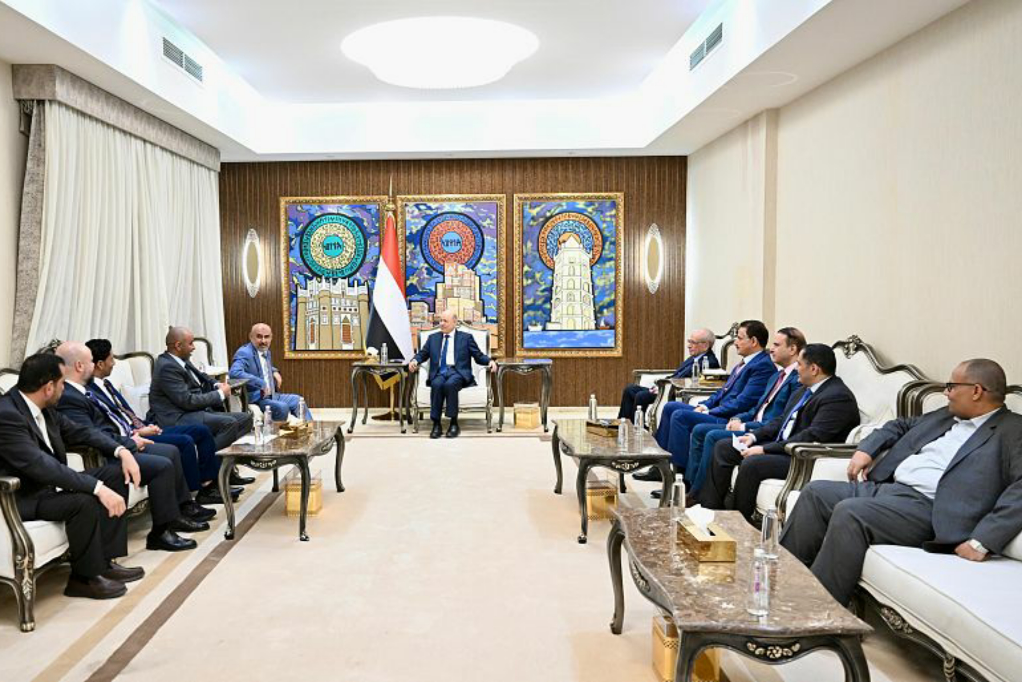 الرئيس العليمي يؤكد مضي والتزام الدولة نحو إغلاق كامل لملف المحتجزين