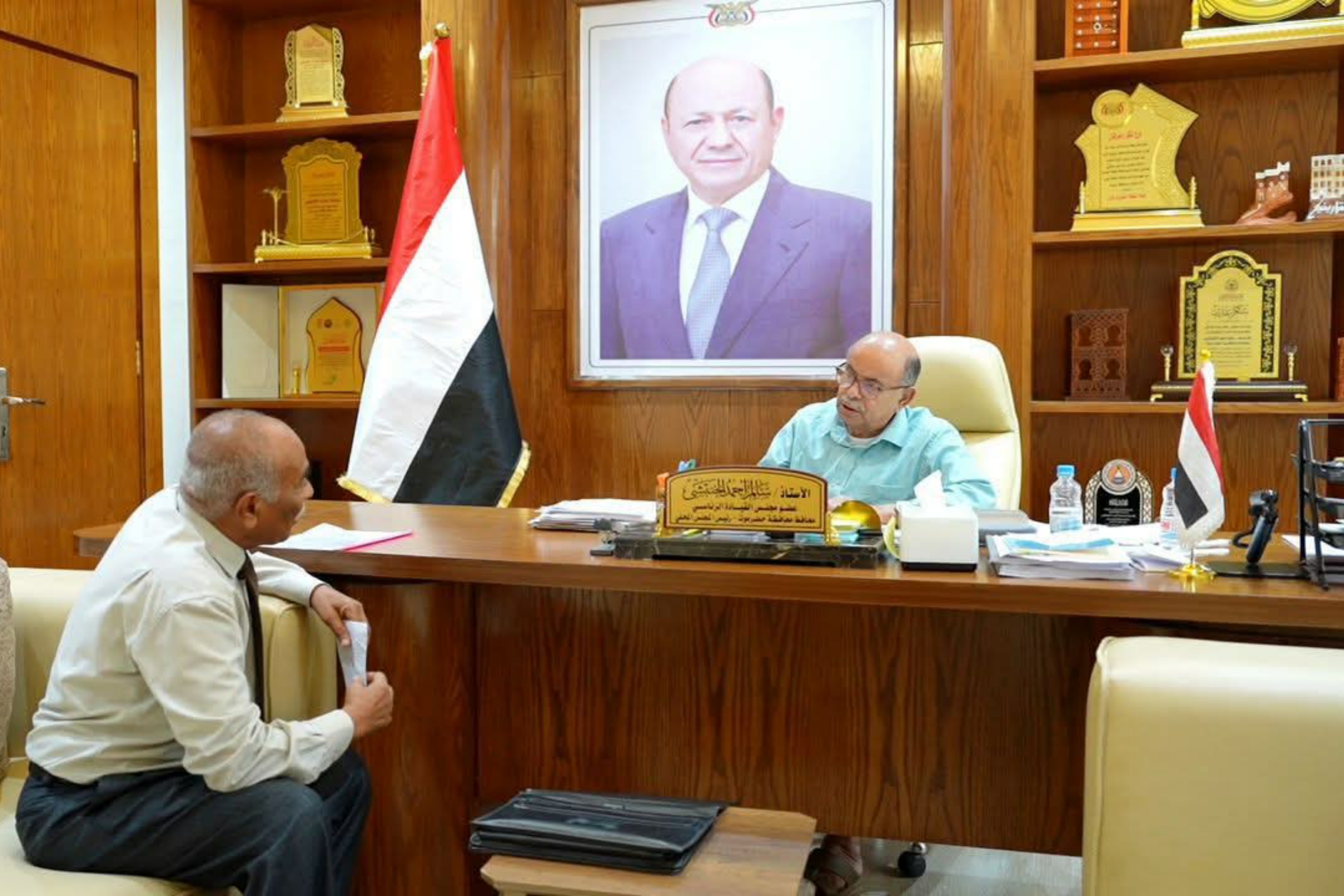 الخنبشي يطلع على دراسات استراتيجية لتطوير وتنويع مصادر الطاقة الكهربائية بحضرموت