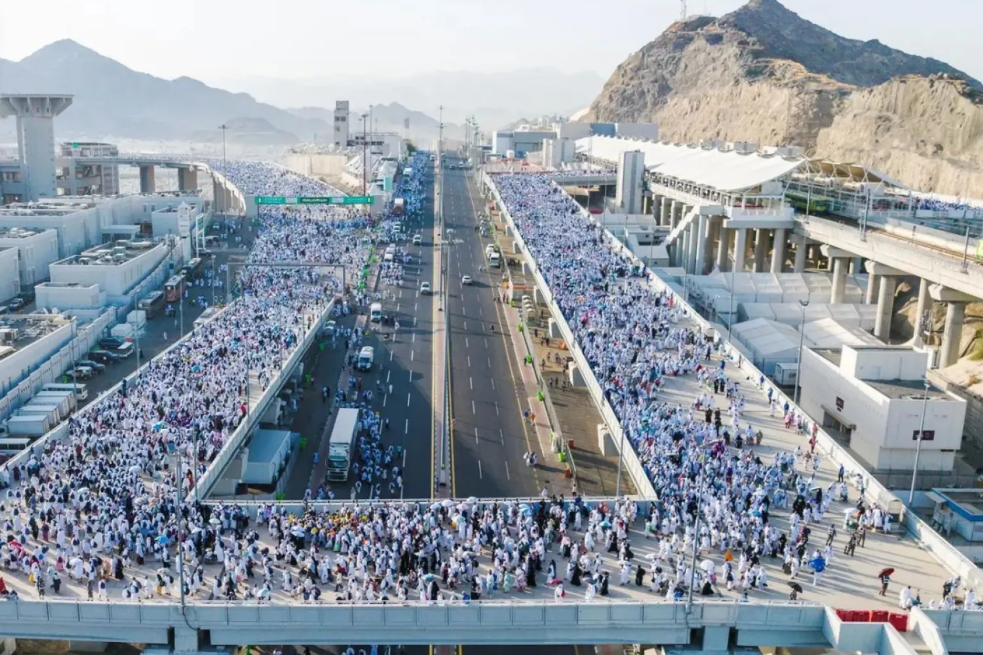 حجاج بيت الله يتوافدون إلى مشعر منى لقضاء يوم التروية وسط منظومة خدمية متكاملة