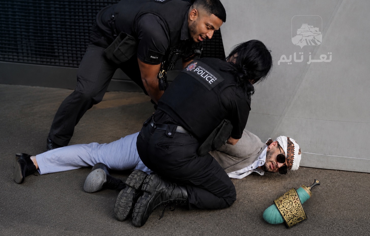 بالفيديو: الشرطة البريطانية تعتقل يمنيين بسبب ارتدائهم الجنبية في شوارع مانشستر