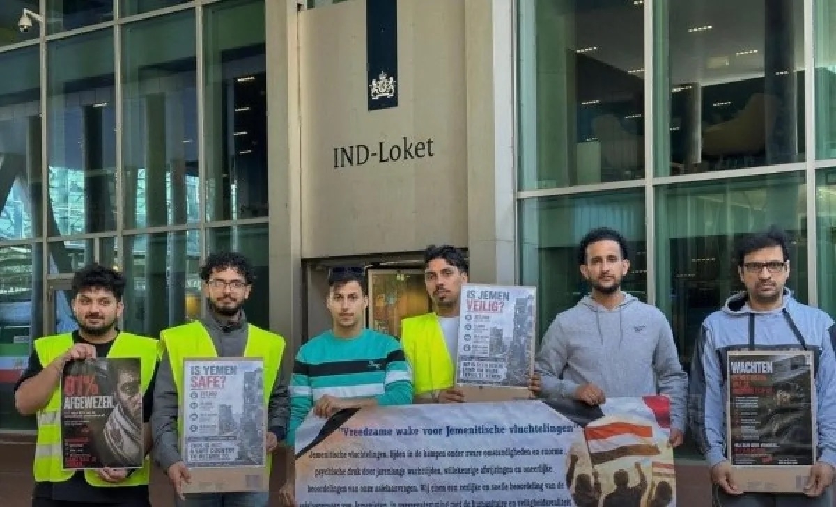 لاجئون يمنيون يواصلون اعتصامهم أمام وزارة الهجرة الهولندية للمطالبة بالبت في طلبات لجوئهم المتأخرة منذ سنوات.