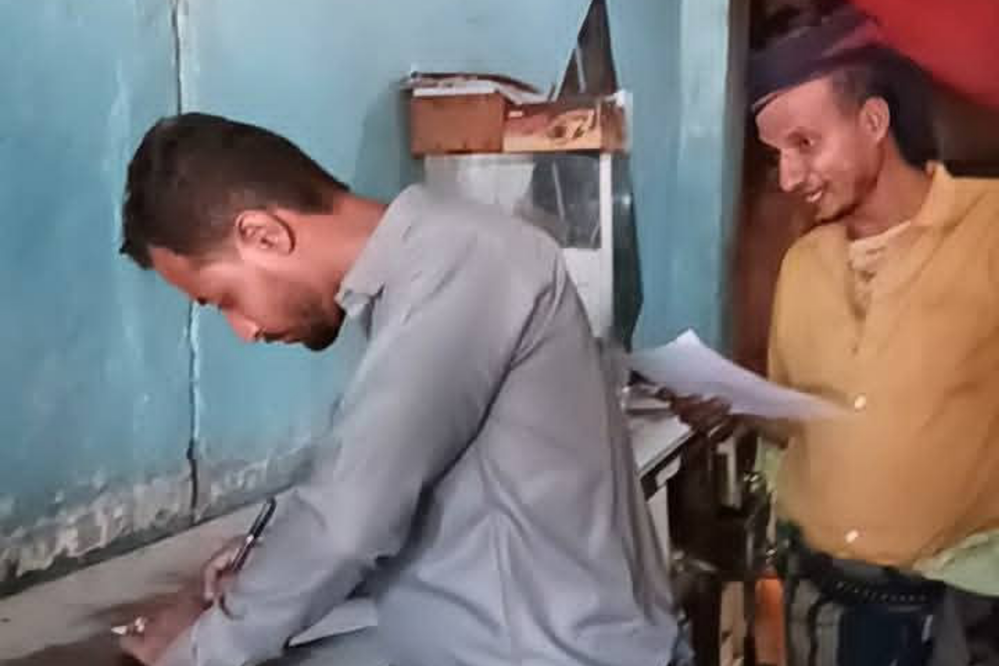 مكتب الصناعة والتجارة بتعز يضبط 4 مخابز مخالفة لبيع الروتي والرغيف خارج الأوزان المعتمدة