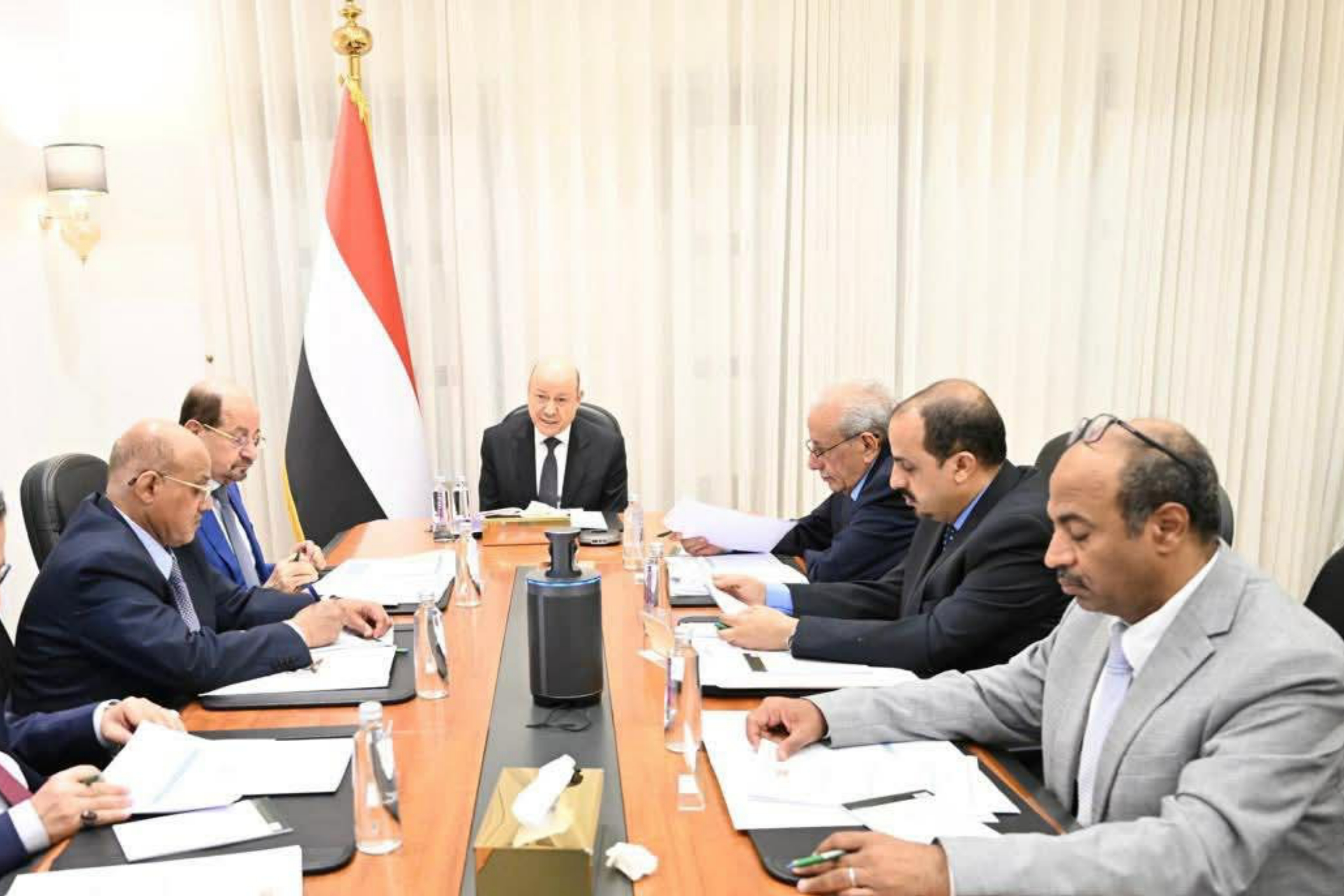 رئيس مجلس القيادة يوجه بتسريع إجراءات التعافي الاقتصادي وضمان انتظام الرواتب وتحسين خدمات الكهرباء