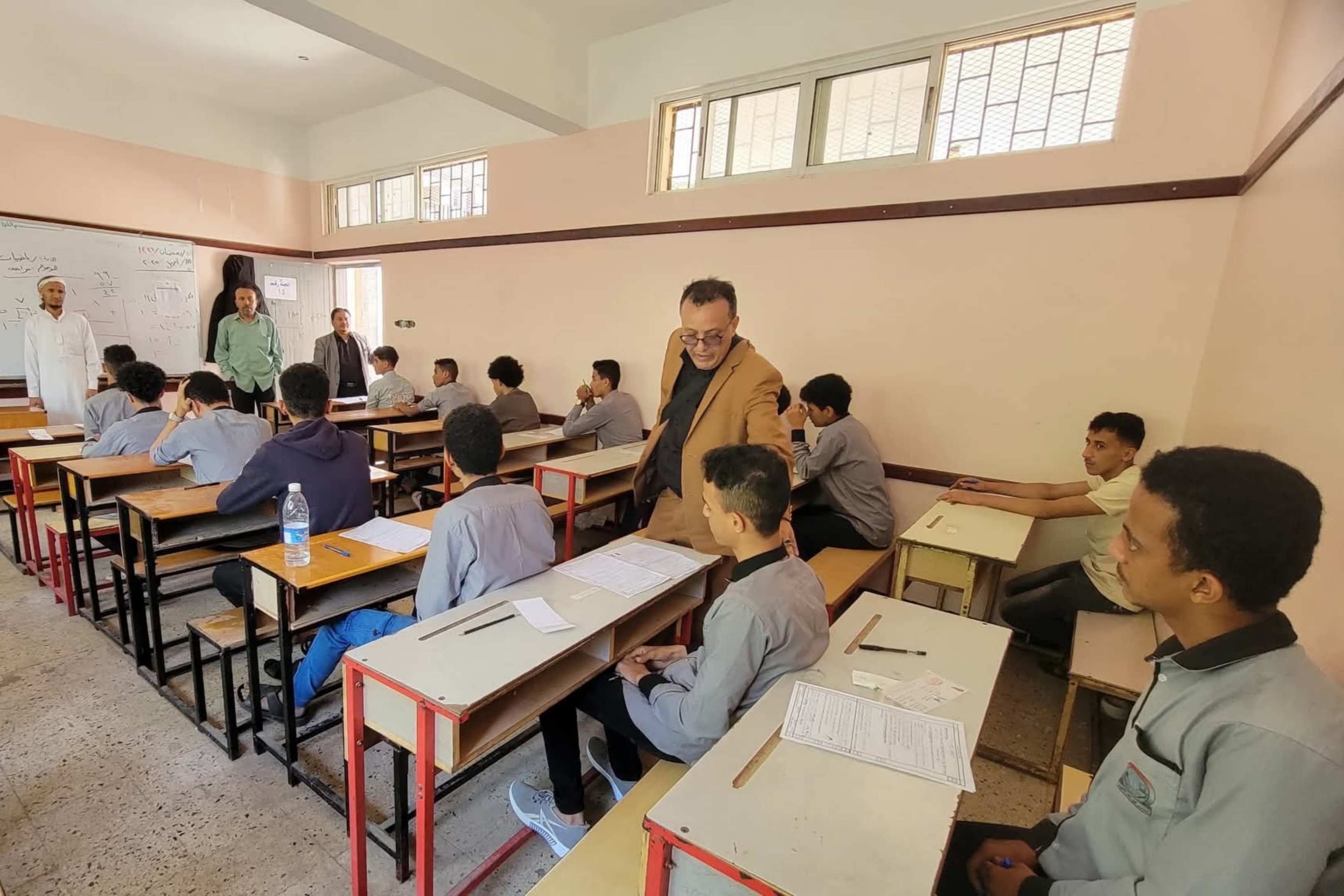 أكثر من 25 ألف طالب وطالبة يؤدون اختبارات الثانوية العامة في عموم المديريات المحررة لمحافظة تعز
