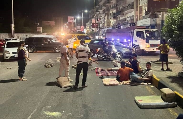 محتجون غاضبون يقطعون طرقاً رئيسية ويفترشون الشوارع في عدن تنديداً بالانقطاعات الطويلة للتيار الكهربائي