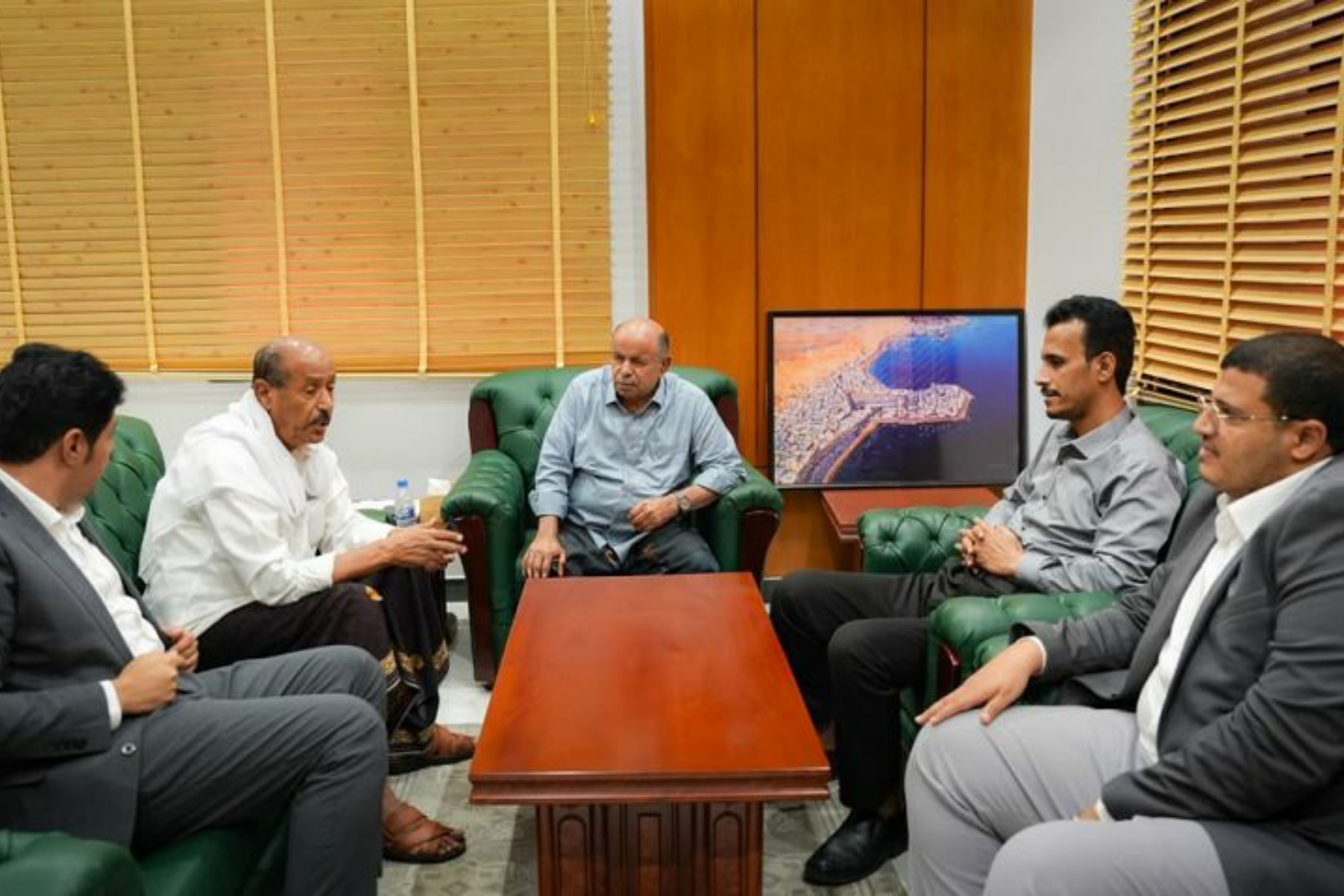 الخنبشي يناقش أزمة الكهرباء في حضرموت ويؤكد المضي في مشاريع الطاقة الشمسية والمحطات الإسعافية