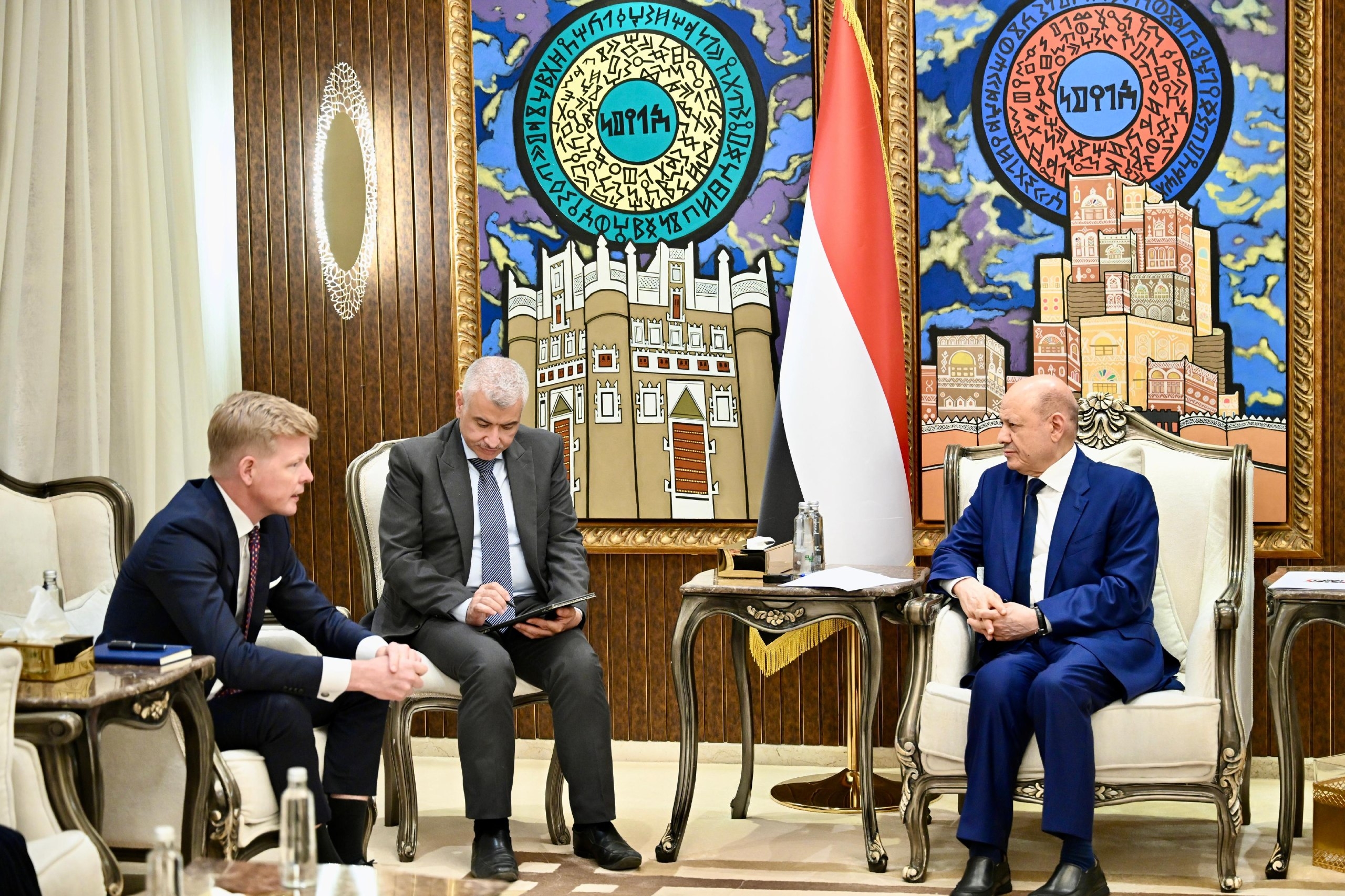 العليمي: السلام المستدام يبدأ باستعادة مؤسسات الدولة وإنهاء نفوذ المليشيا
