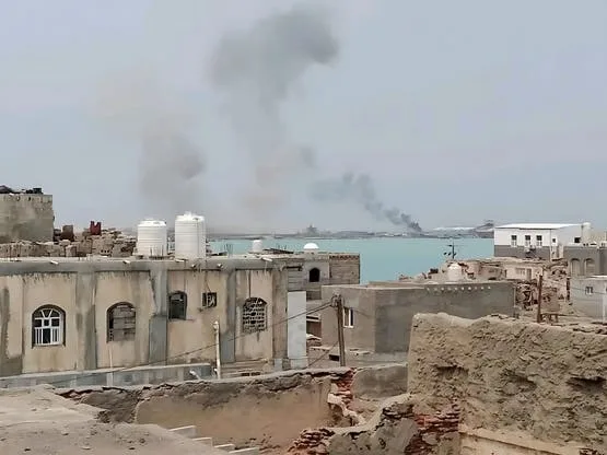 مدير ميناء المخا: أربعة صواريخ للمليشيا استهدفت الرصيف لتعطيله