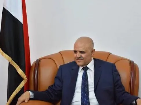محافظ تعز يدين استهداف مليشيا الحوثي الإرهابية لمدينة وميناء المخا