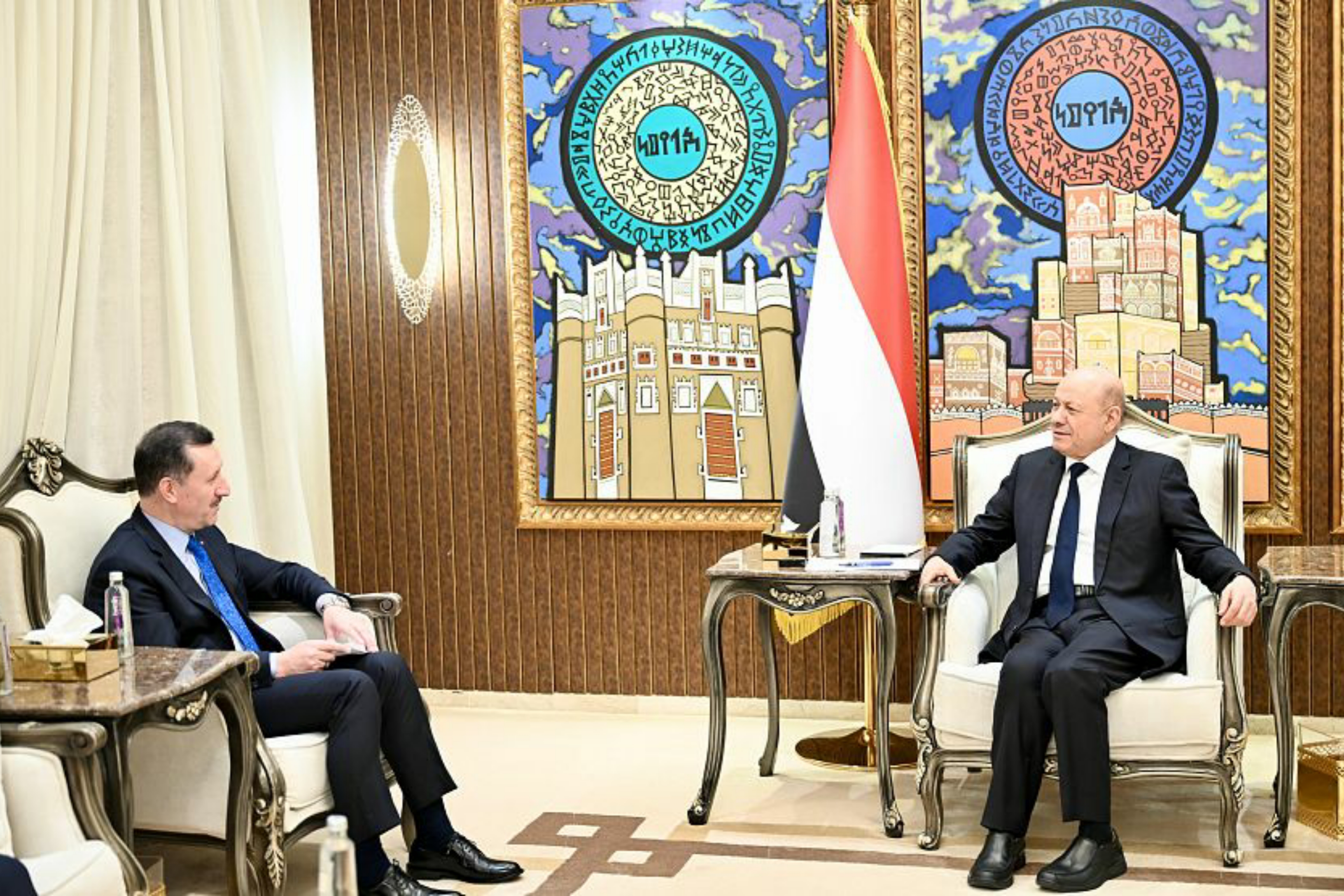 الرئيس العليمي يحذر من تجاهل دور النظام الإيراني في أي ترتيبات للتهدئة خلال استقباله القائم بأعمال السفارة التركية